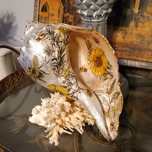 Knobbed Welk Shell in a Bee Floral Design 🤎⚜️💛⚜️